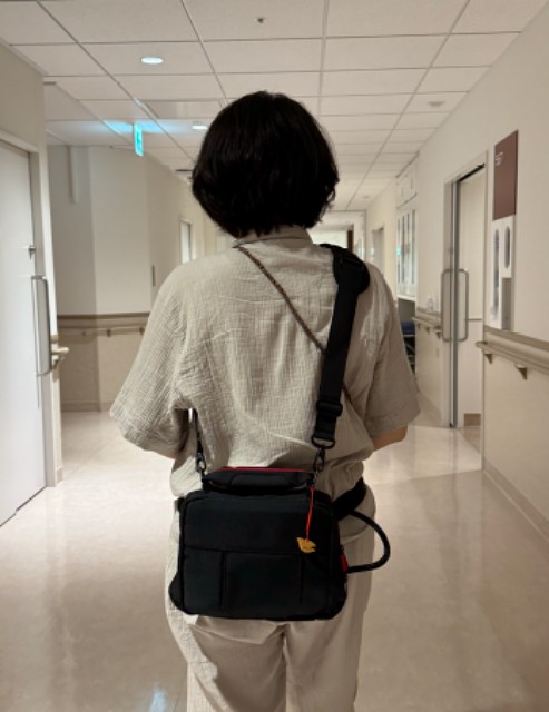VADと一緒に歩行訓練中の妻